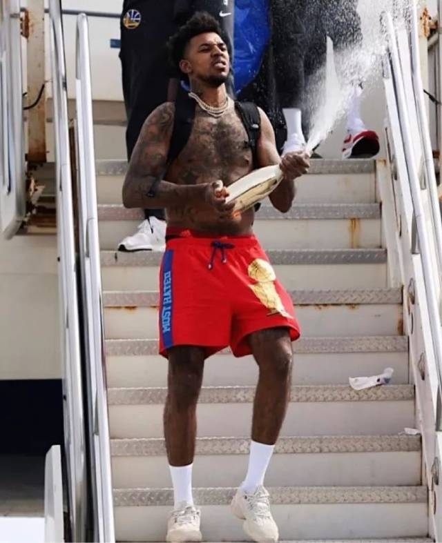 曼城瞄准并夺取英超领头羊位置（曼城冲击英超榜首并强势登顶）