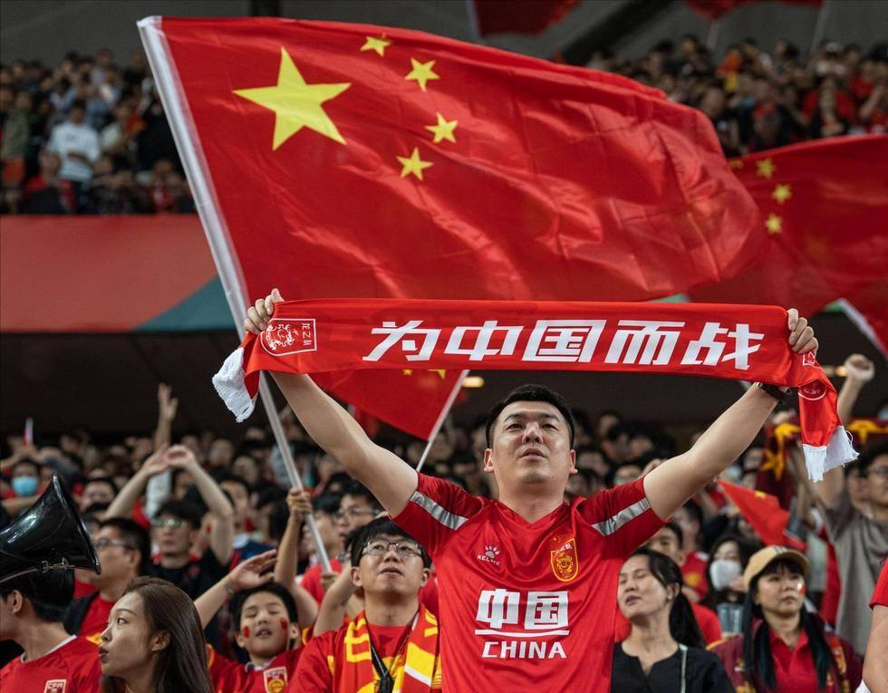 艾顿：必须得称赞裁判，他们对我们很有耐心没让比赛局势失控（艾顿：裁判值得称赞，他们耐心执法，稳住了比赛局势）