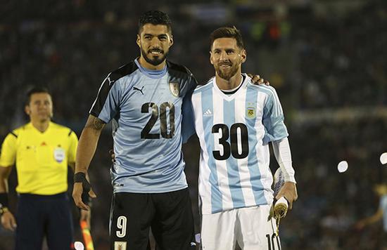 汉诺威96队长拍卖球衣支持罕见病研究，其父曾因该病去世（汉诺威96队长拍卖球衣为罕见病研究筹款，其父曾因该病离世）