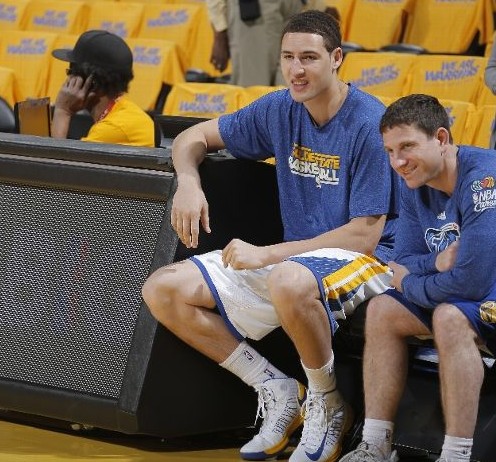 法兰克福球迷诺坎普燃放焰火投掷玻璃杯（法兰克福球迷在诺坎普燃放烟火并投掷玻璃杯）