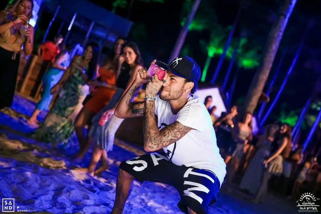 中国足协代表团访问法兰克福俱乐部，双方开展深度交流（法兰克福俱乐部迎来中国足协代表团来访，双方展开深入交流）