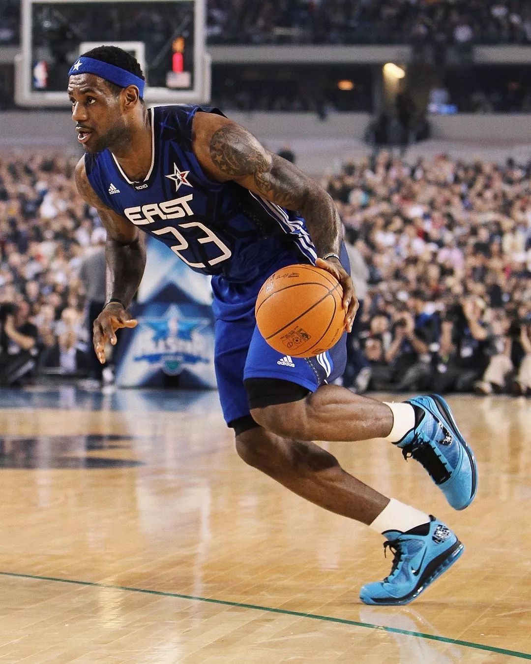 葡超比赛一球员受伤需要担架，对方球员帮忙传递担架吃黄牌（葡超争议一幕：球员伤退需担架，对手递担架反吃黄牌）