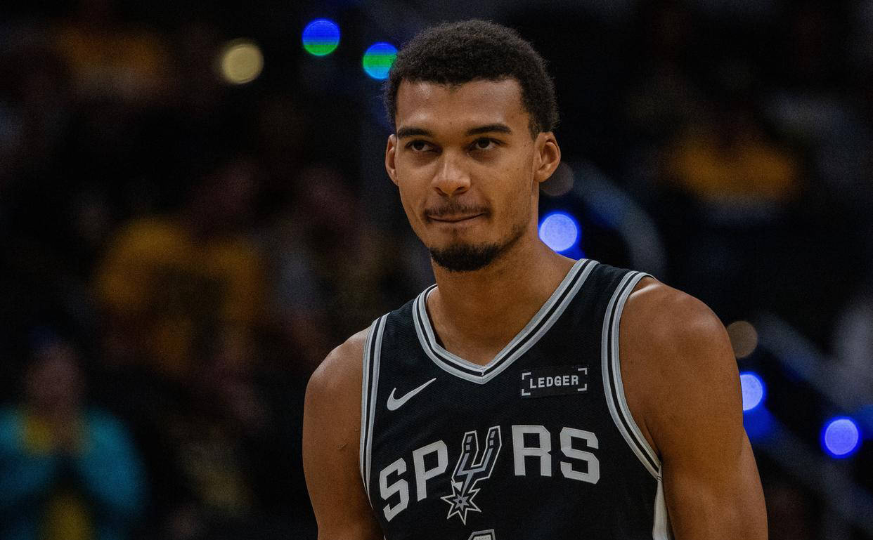 里程碑！兰德尔个人NBA生涯得分突破14000分大关（兰德尔生涯总得分破14000，职业里程碑达成）