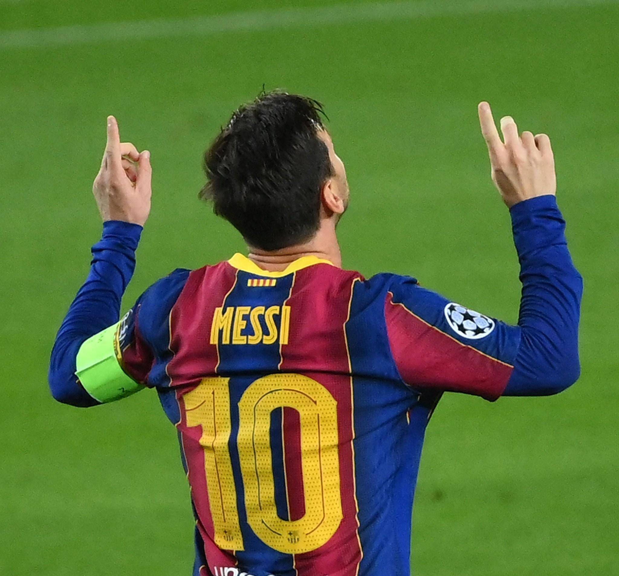 梅西在球场内与印度球迷挥手互动，之后活动因骚乱提前结束（梅西赛场向印度球迷挥手致意，现场骚乱致活动提前收场）