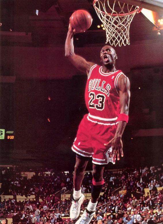 贝克汉姆的球队夺冠，全家相拥庆祝，14岁金发小七很夺目（贝克汉姆球队加冕冠军，一家相拥同庆，14岁金发小七成焦点）