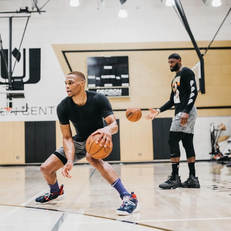 再遭失利，内马尔不满自己被换下并直接返回更衣室（再度失利，内马尔不满被换下径直返回更衣室）