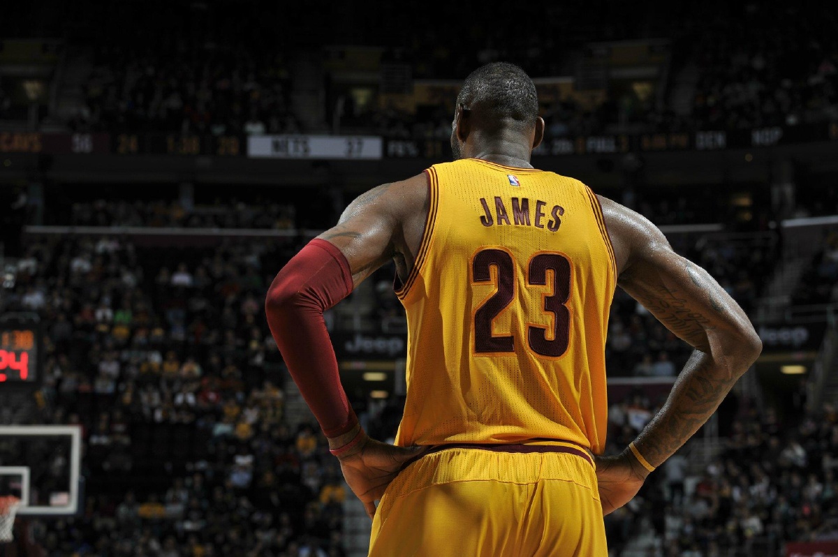 血性！韩国队球员挑衅拜合拉木，王博豪为队友出头撞倒挑事者（硬刚！韩国队员挑衅拜合拉木，王博豪挺身而出一撞放倒挑衅者）