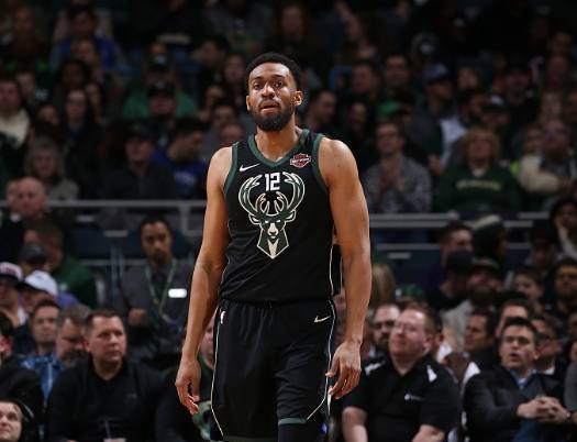 邵佳一告诫小球员：怎么能喝可乐呢，光跟老队员学散漫了（邵佳一提醒小球员：可乐怎能喝？别把老队员的散漫学去了）