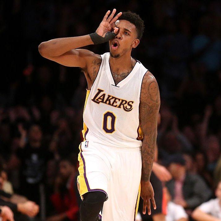 麦克丹尼尔斯突然离场，比赛悬念再起（麦克丹尼尔斯意外退场，胜负再添悬念）