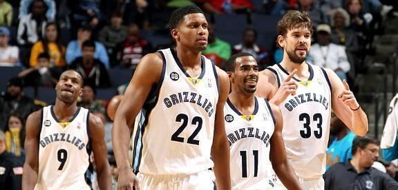 客战森林狼！唐斯：看到熟悉地板意识到我已不是新秀 感觉怪怪的（客场对阵森林狼，唐斯感慨看见熟悉地板才意识到已非新秀，心里怪怪的）